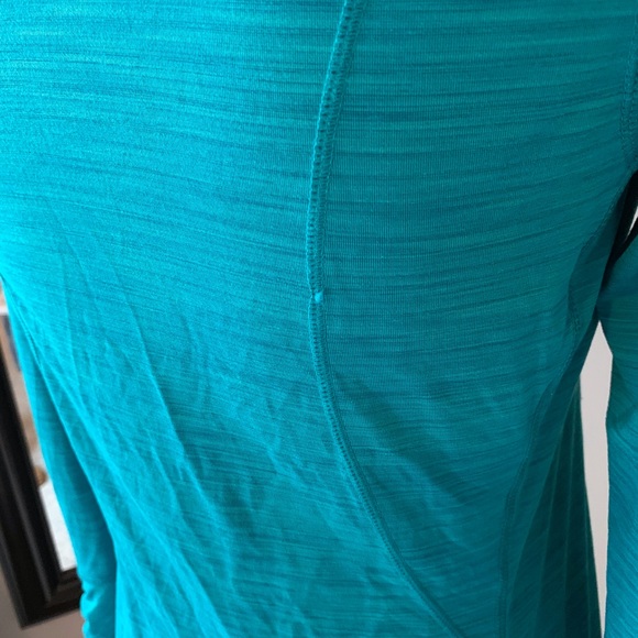 Costco activewear long sleeve with thumb holes - Picture 4 of 6